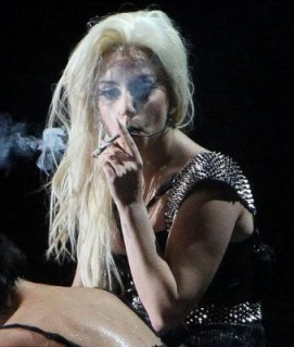 lady-gaga fumando